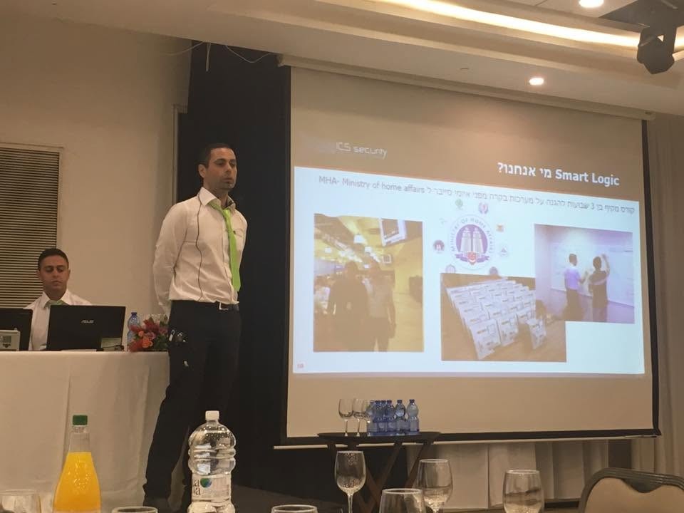 Ilan Shaya lecturing to an audience in front of a slide about SmartLogic and the Singapore course